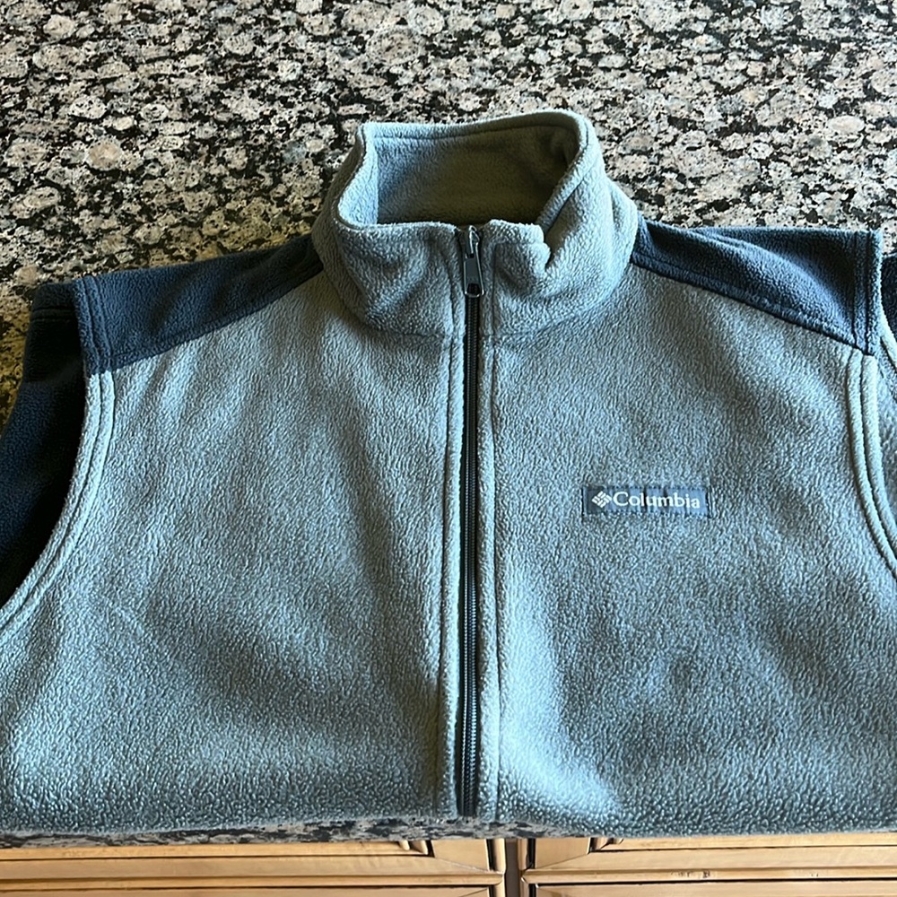 Nice Columbia vest and size Large. This one is priced to sell so don’t miss out.